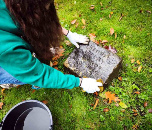 Mahnung und Erinnerung: Studenten pflegen Kriegsgräber auf dem alten Finkenwerder Friedhof
